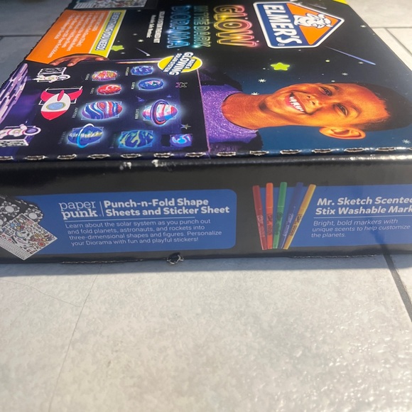 Elmer’s Glow In The Dark Diorama Solar System Themed kit. 13 piece Kit . New - Picture 6 of 10